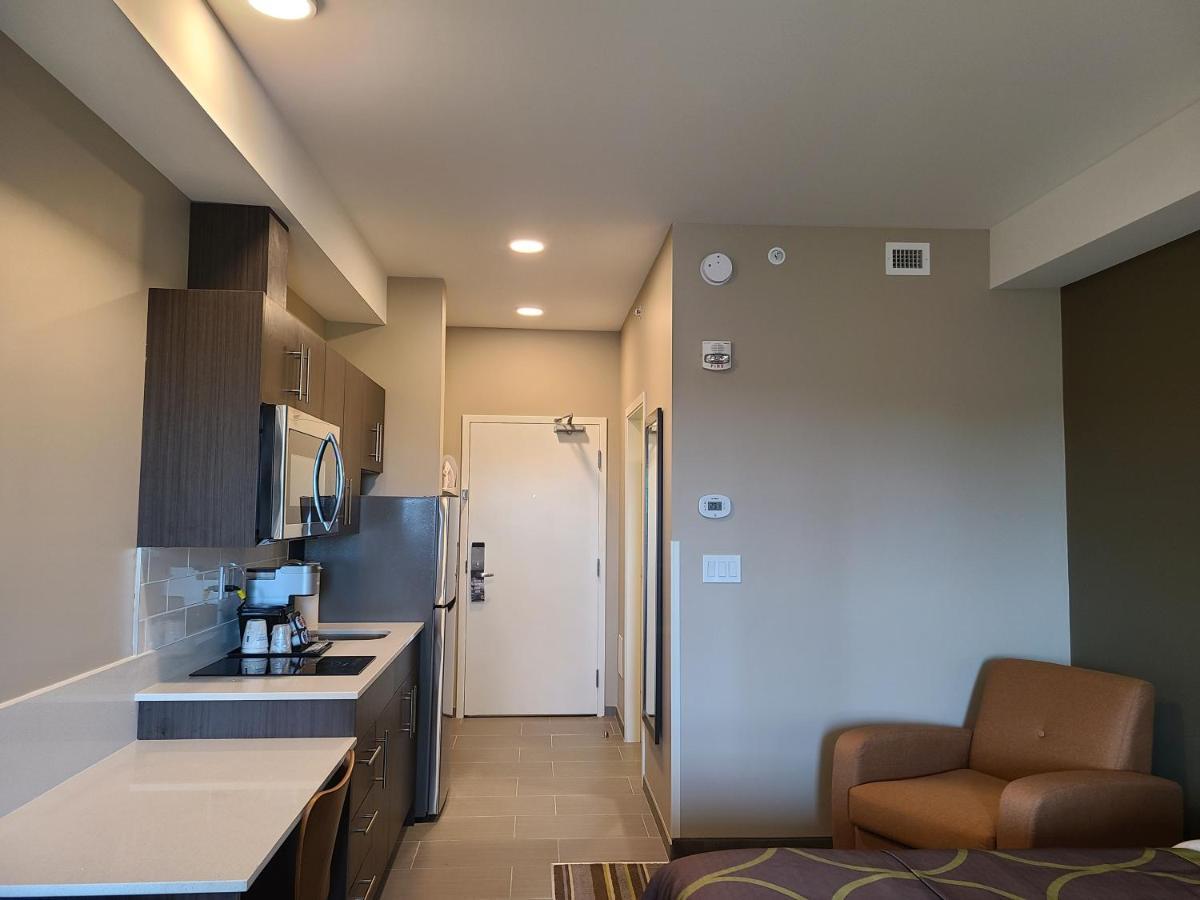 Super 8 By Wyndham Thompson Hotel Buitenkant foto