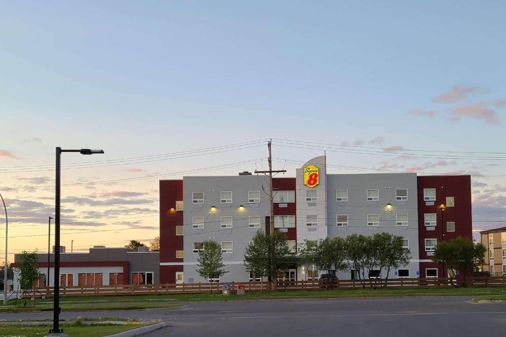 Super 8 By Wyndham Thompson Hotel Buitenkant foto