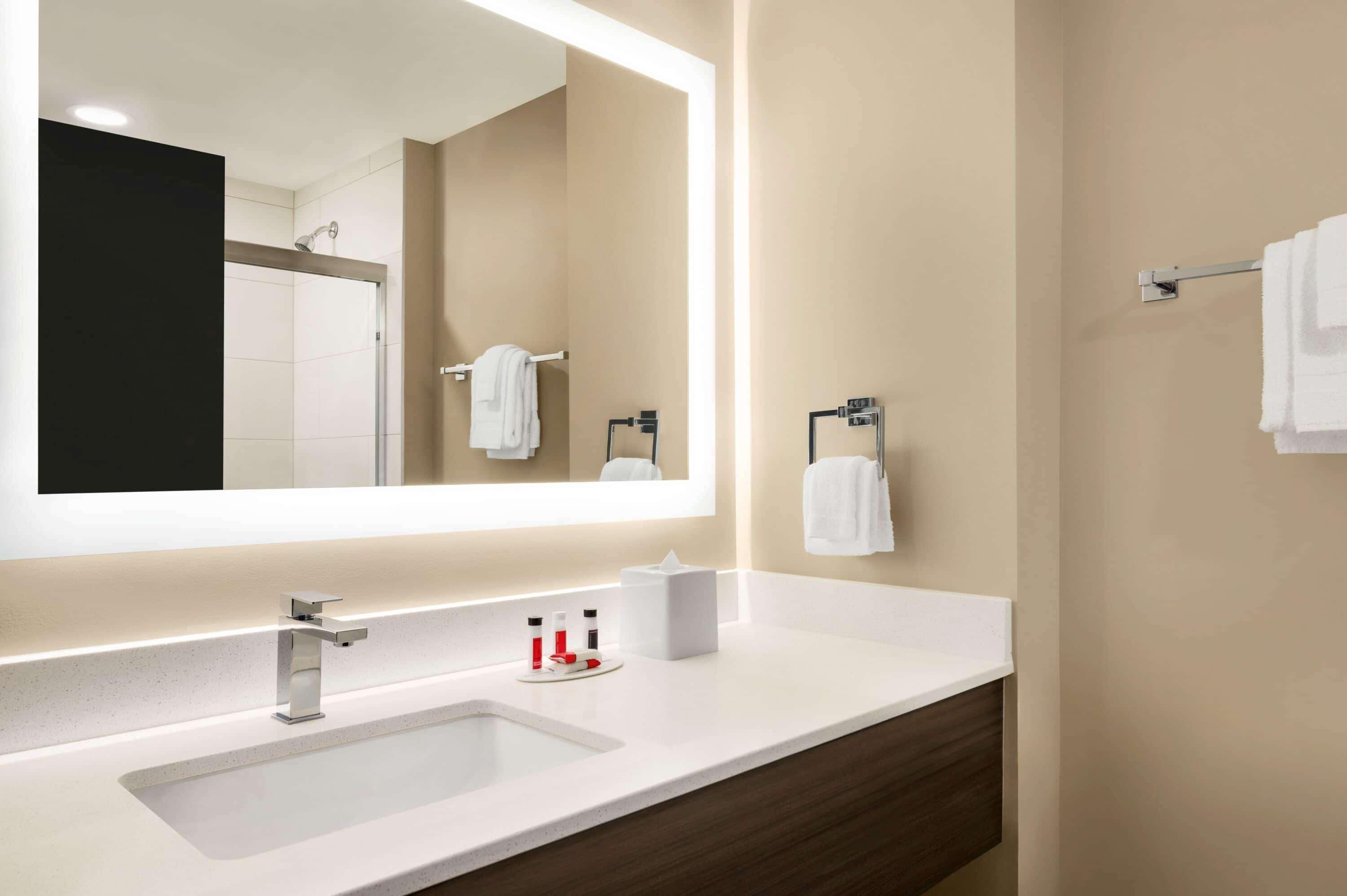 Super 8 By Wyndham Thompson Hotel Buitenkant foto